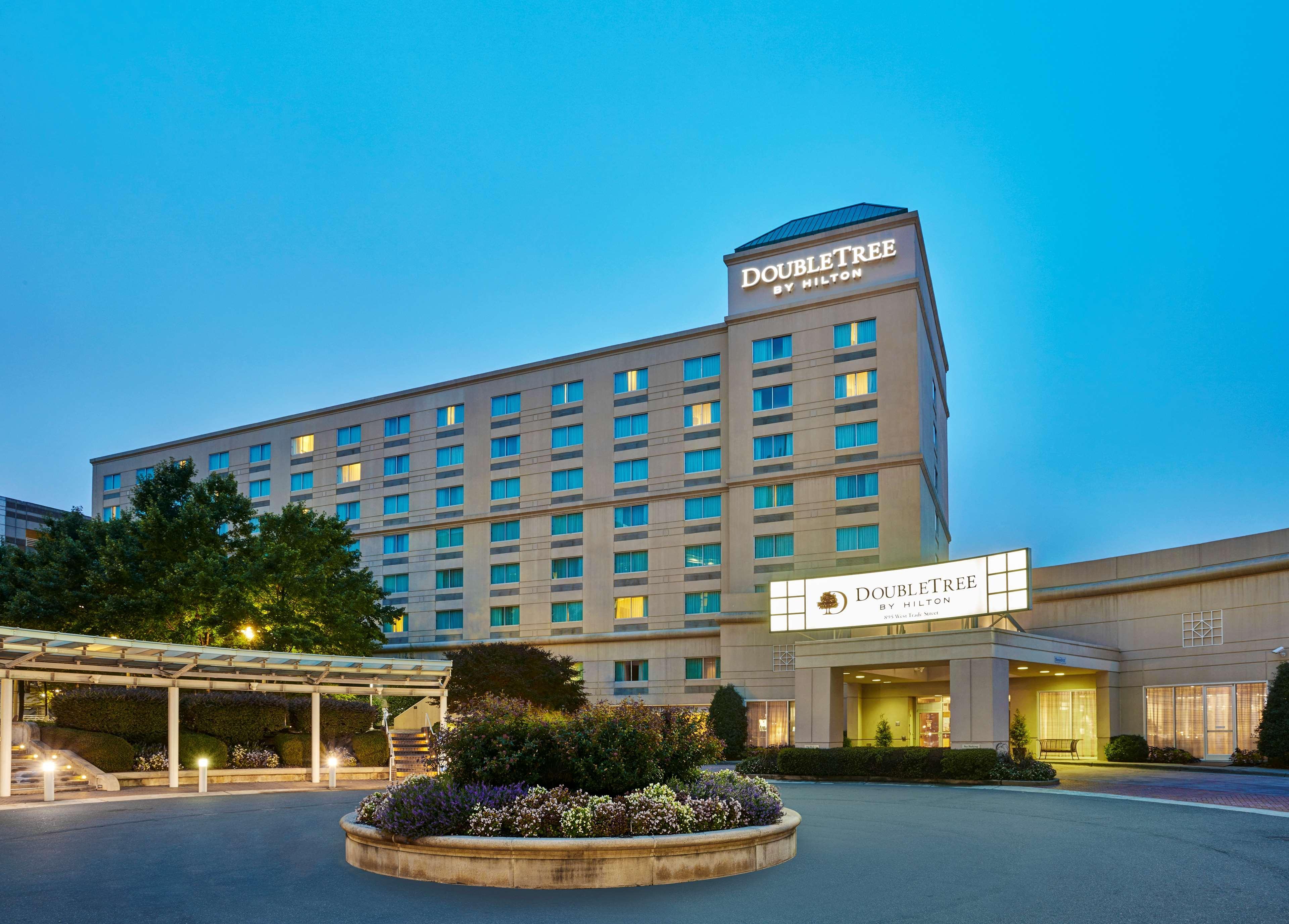 Отель Doubletree By Hilton Charlotte Uptown Экстерьер фото