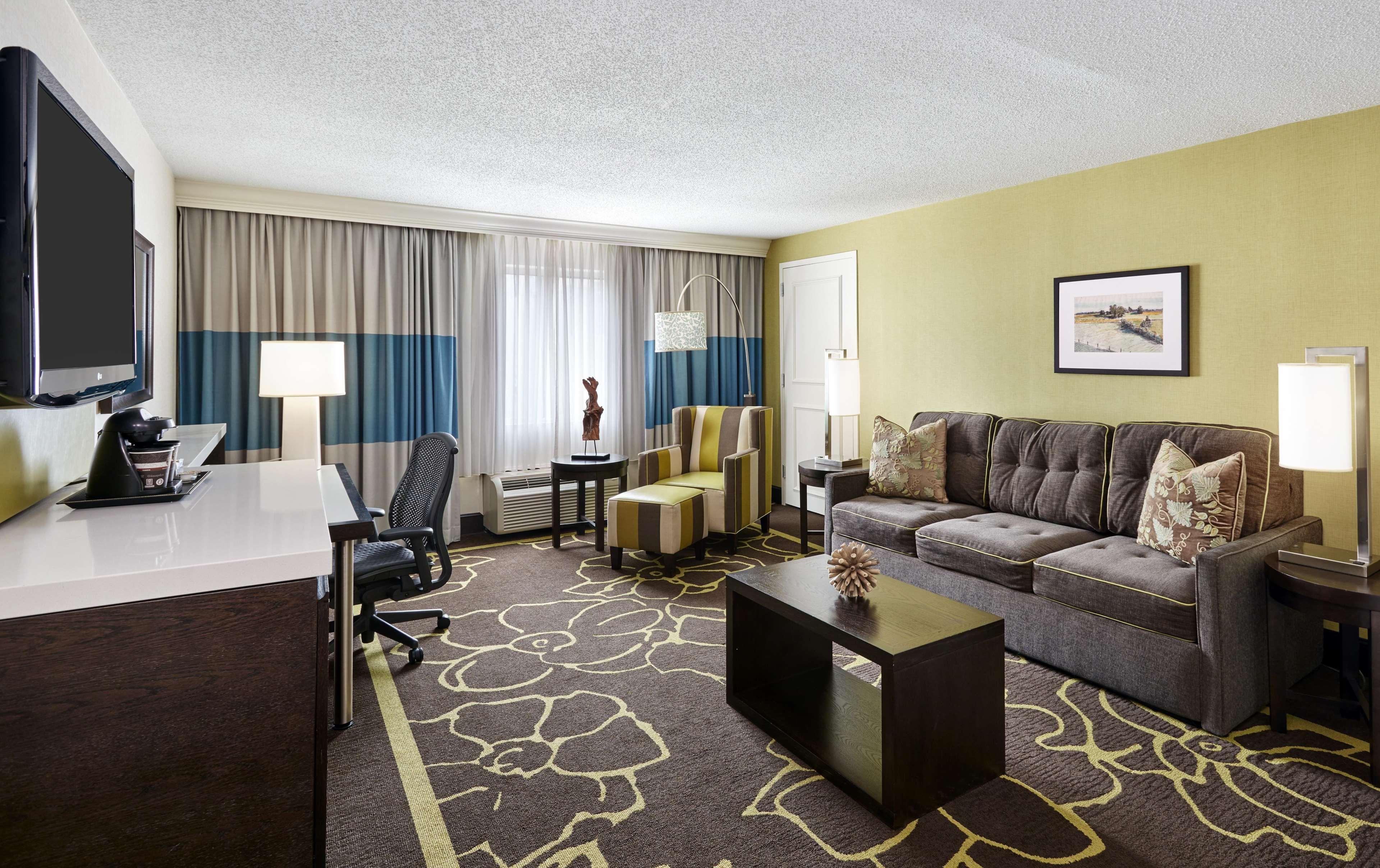 Отель Doubletree By Hilton Charlotte Uptown Экстерьер фото