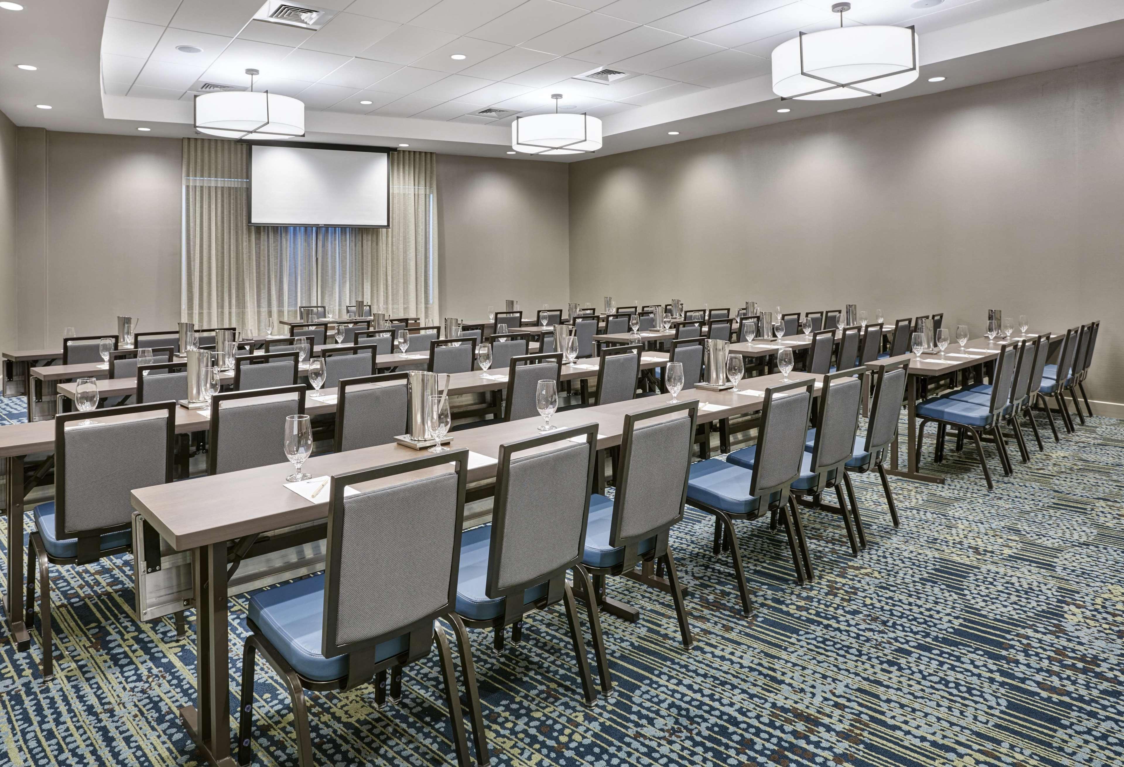 Отель Doubletree By Hilton Charlotte Uptown Экстерьер фото