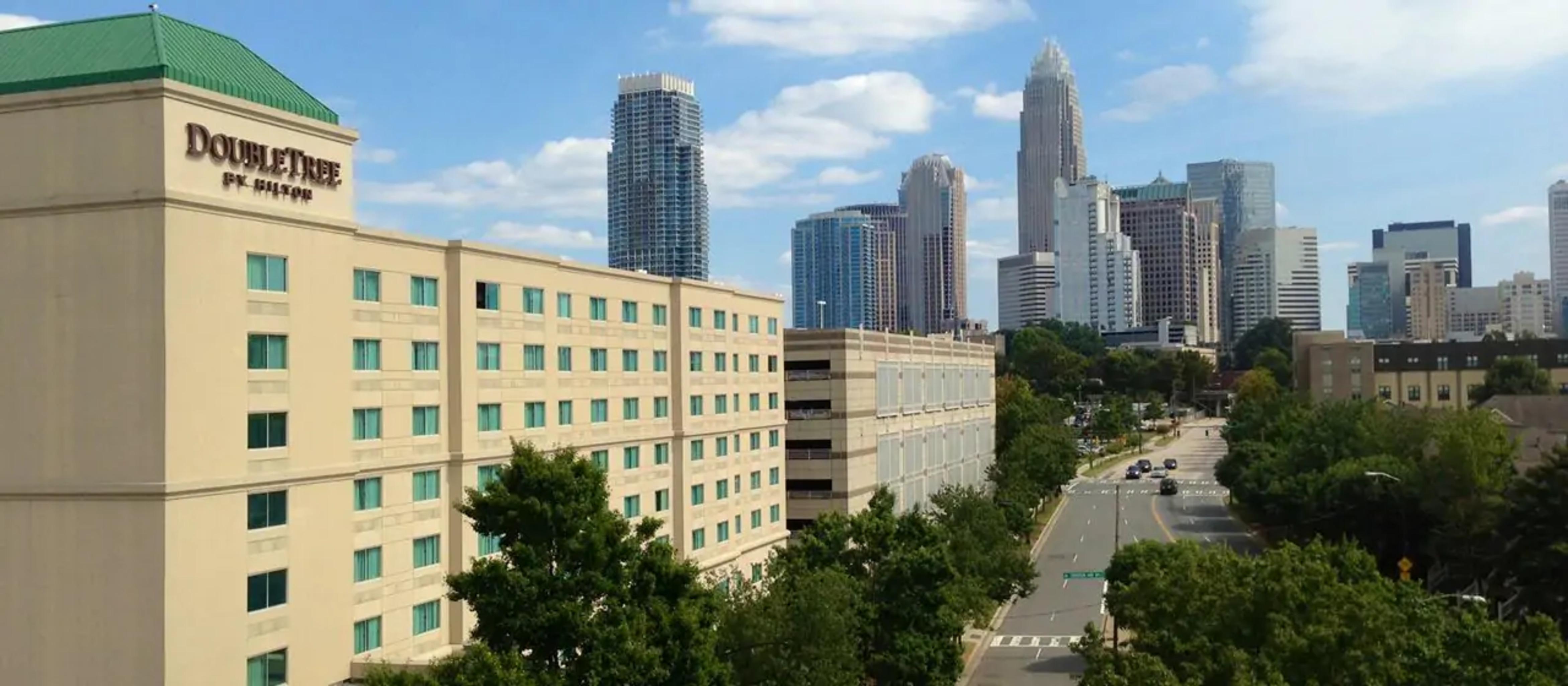 Отель Doubletree By Hilton Charlotte Uptown Экстерьер фото