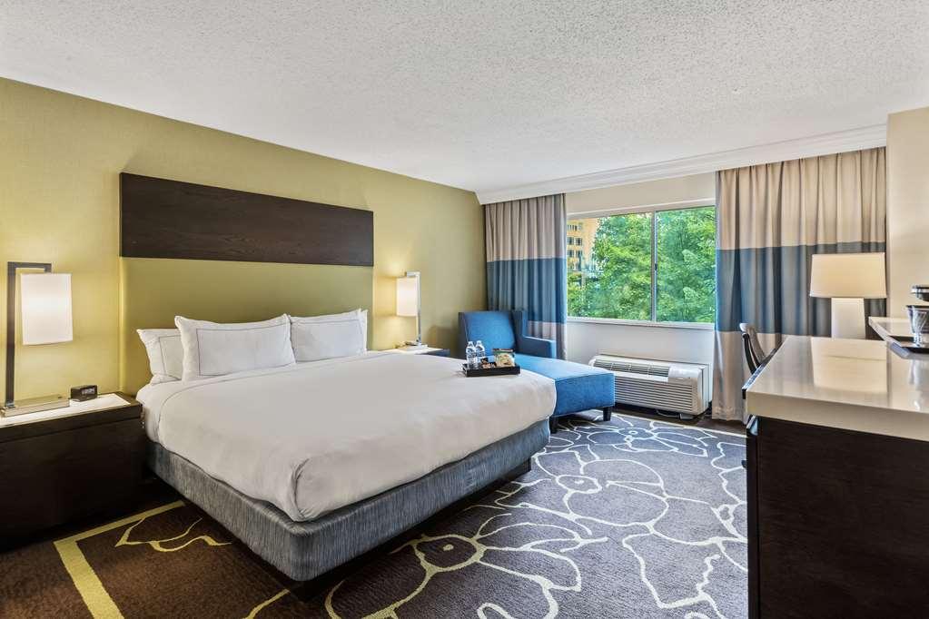 Отель Doubletree By Hilton Charlotte Uptown Номер фото