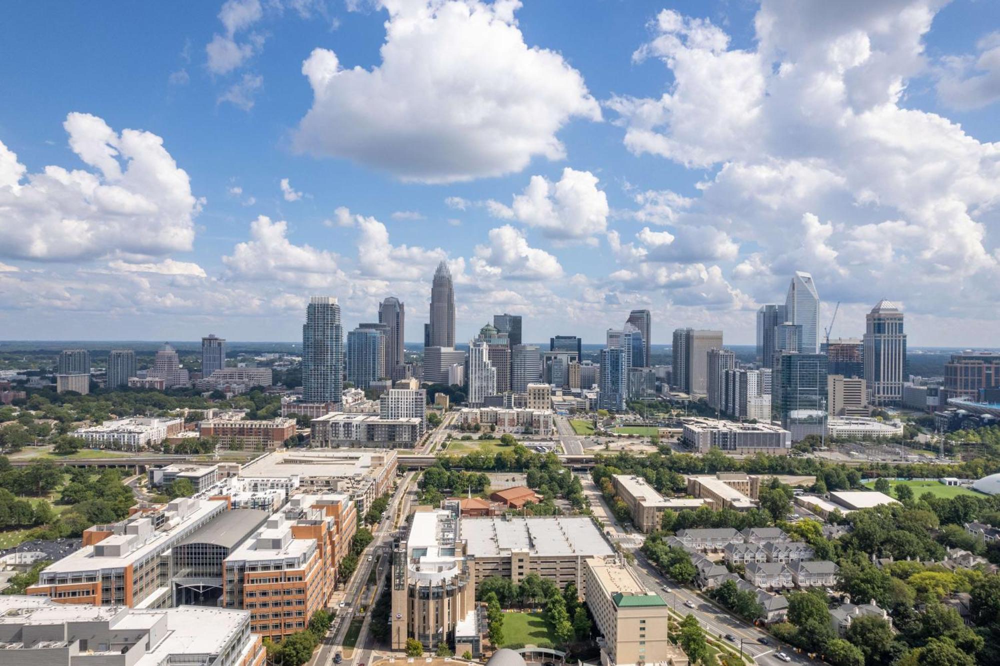 Отель Doubletree By Hilton Charlotte Uptown Экстерьер фото
