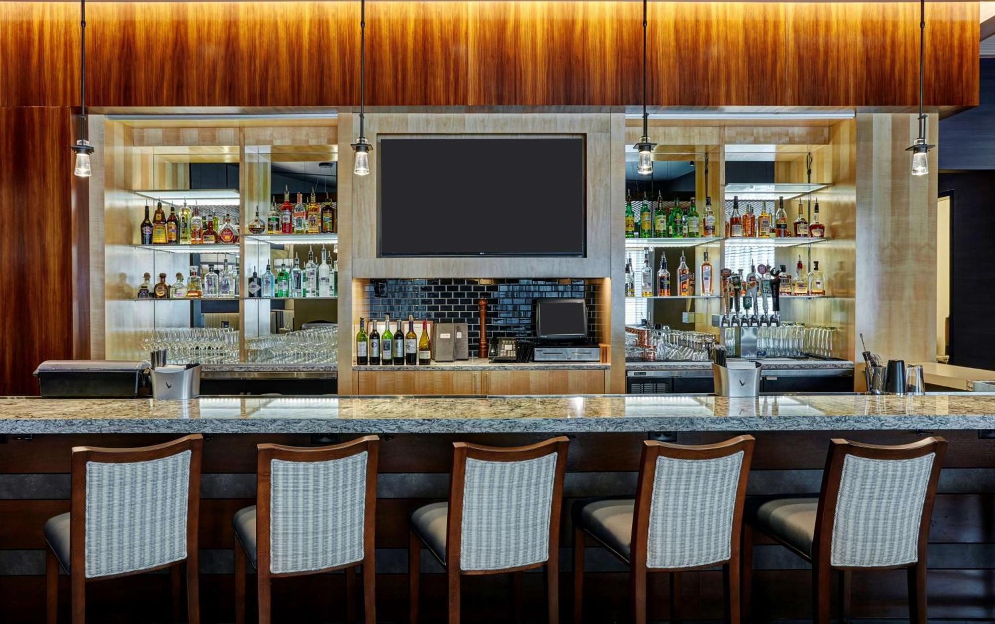 Отель Doubletree By Hilton Charlotte Uptown Экстерьер фото