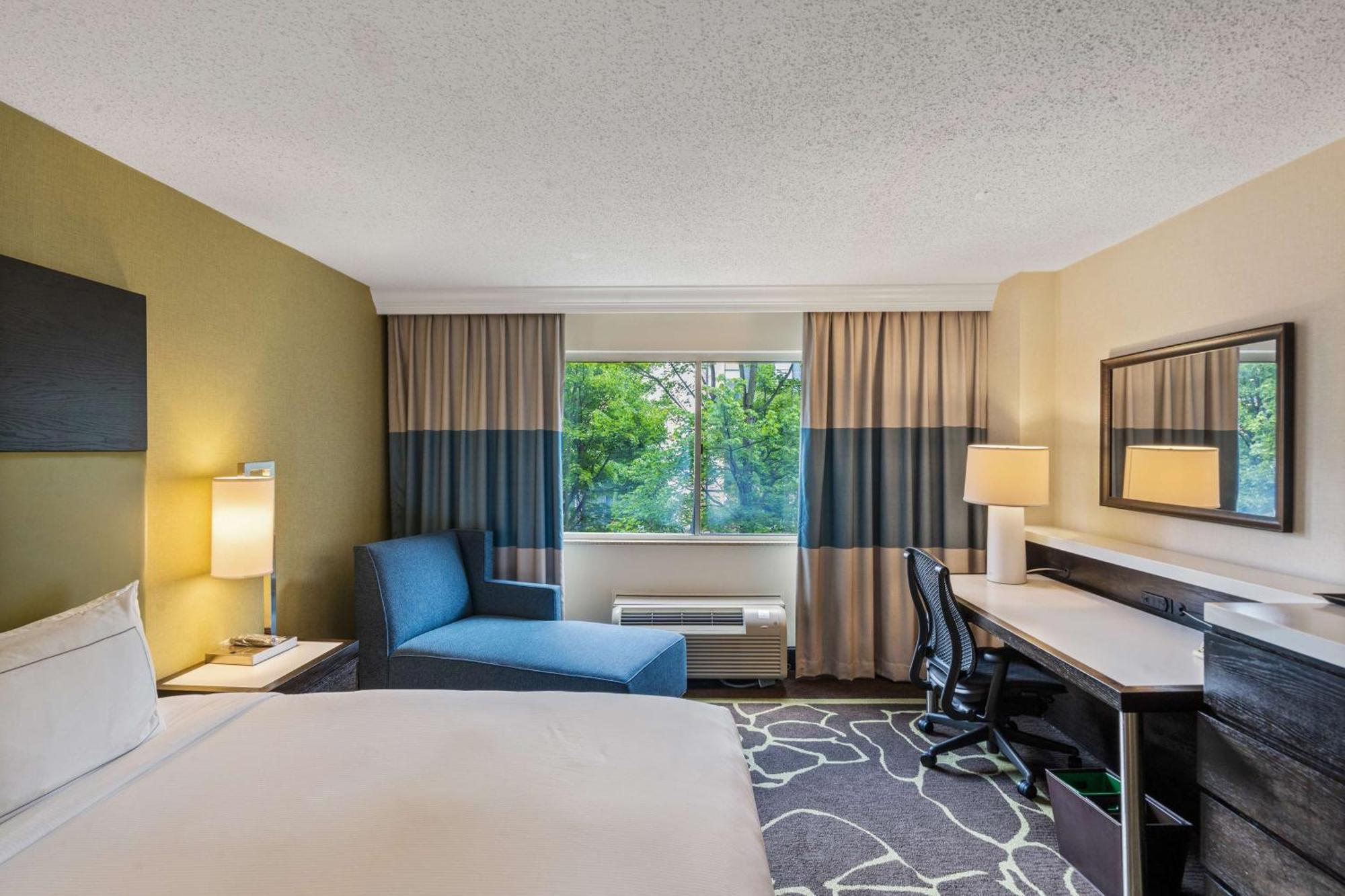 Отель Doubletree By Hilton Charlotte Uptown Экстерьер фото
