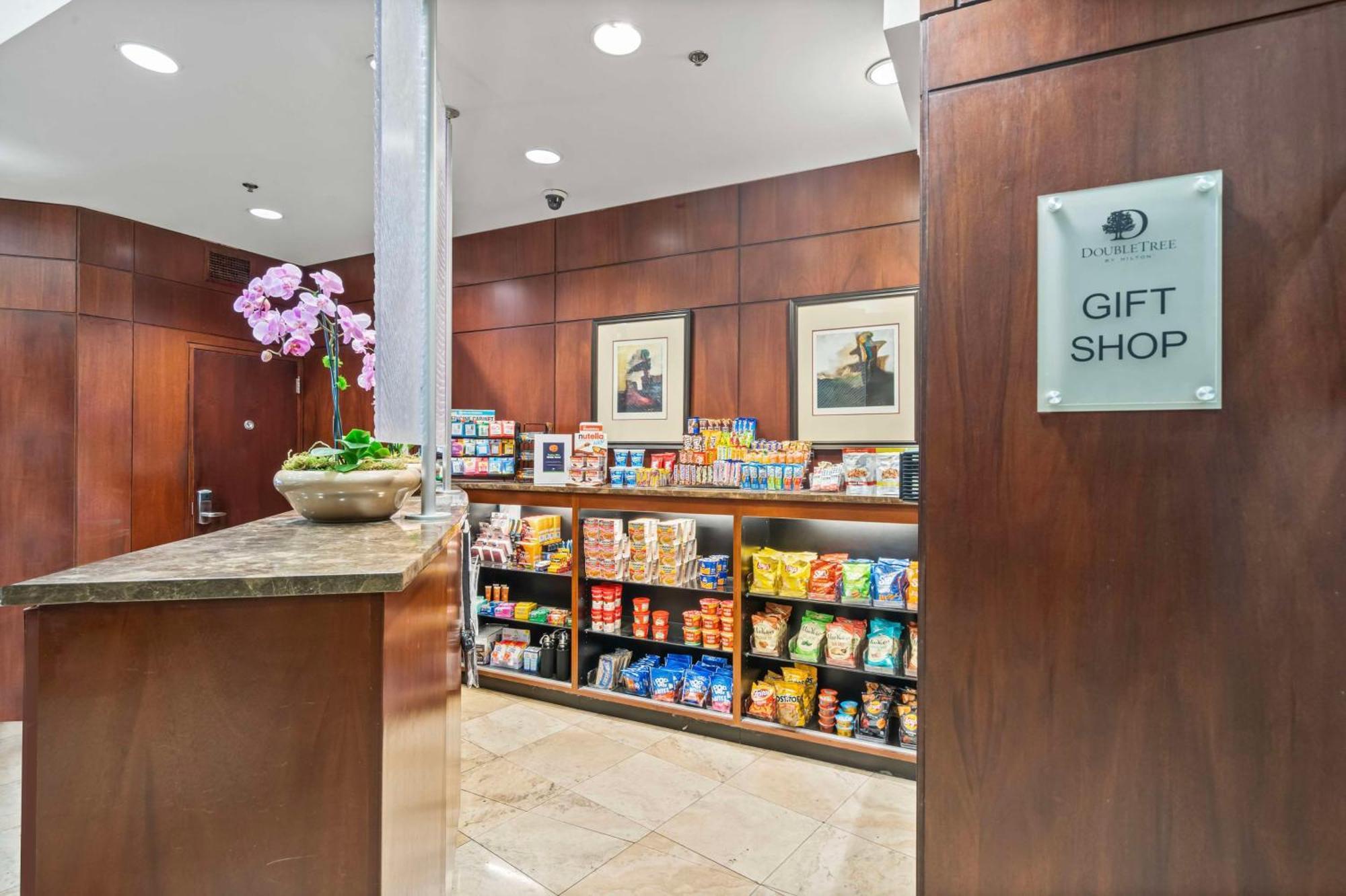 Отель Doubletree By Hilton Charlotte Uptown Экстерьер фото