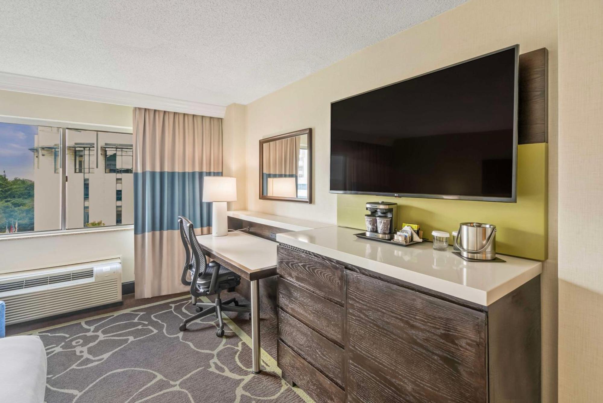 Отель Doubletree By Hilton Charlotte Uptown Экстерьер фото