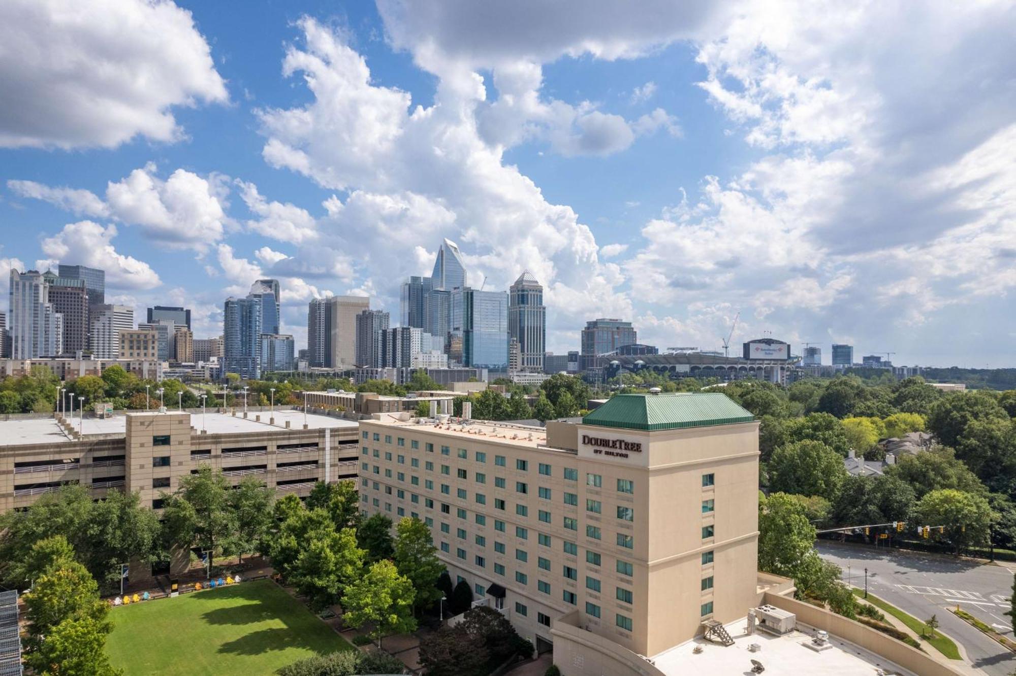 Отель Doubletree By Hilton Charlotte Uptown Экстерьер фото