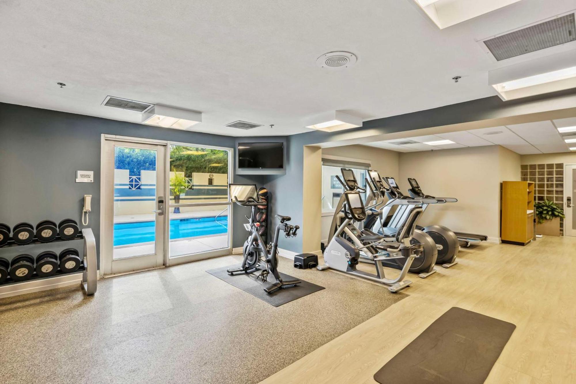 Отель Doubletree By Hilton Charlotte Uptown Экстерьер фото