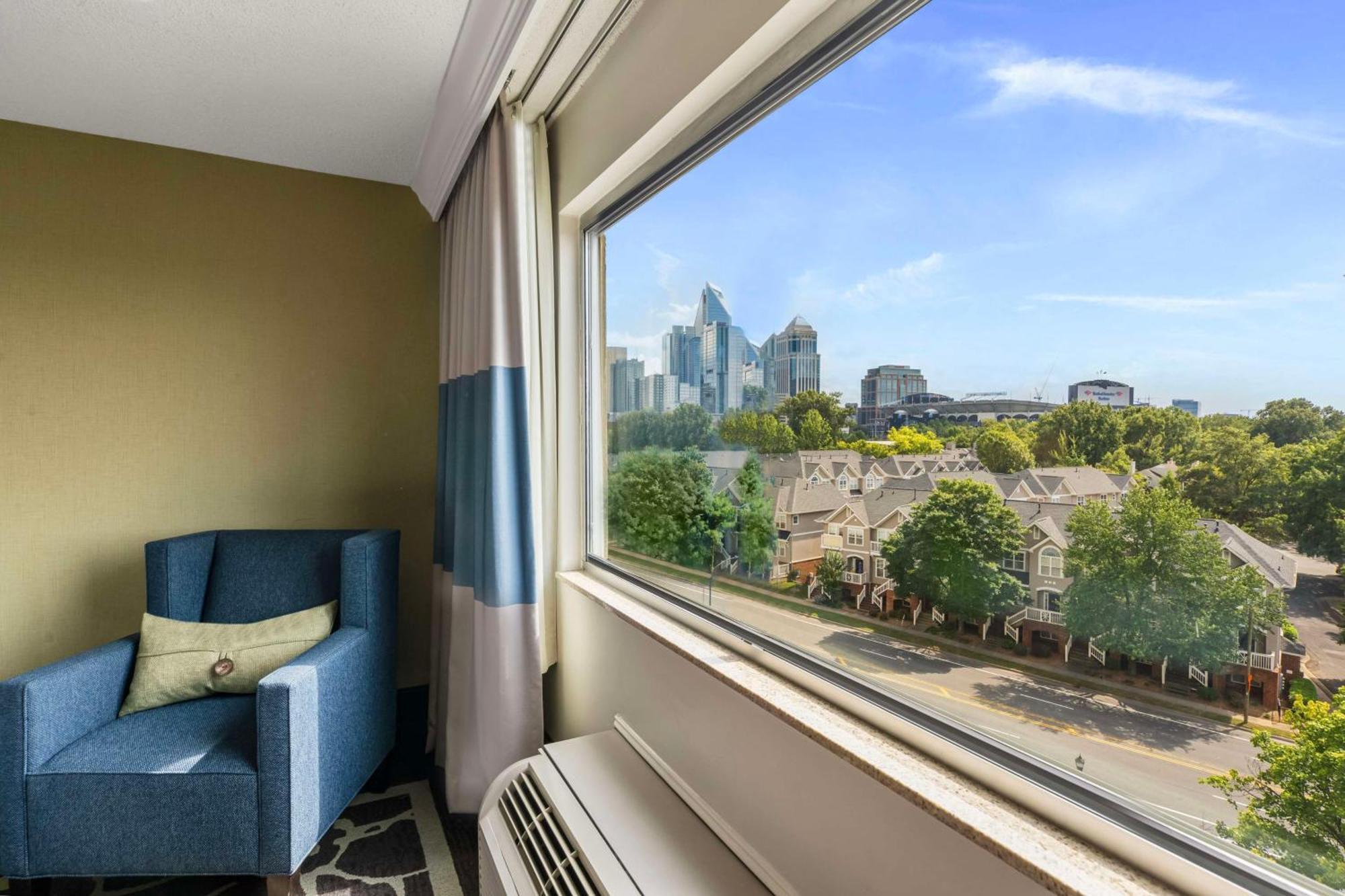 Отель Doubletree By Hilton Charlotte Uptown Экстерьер фото